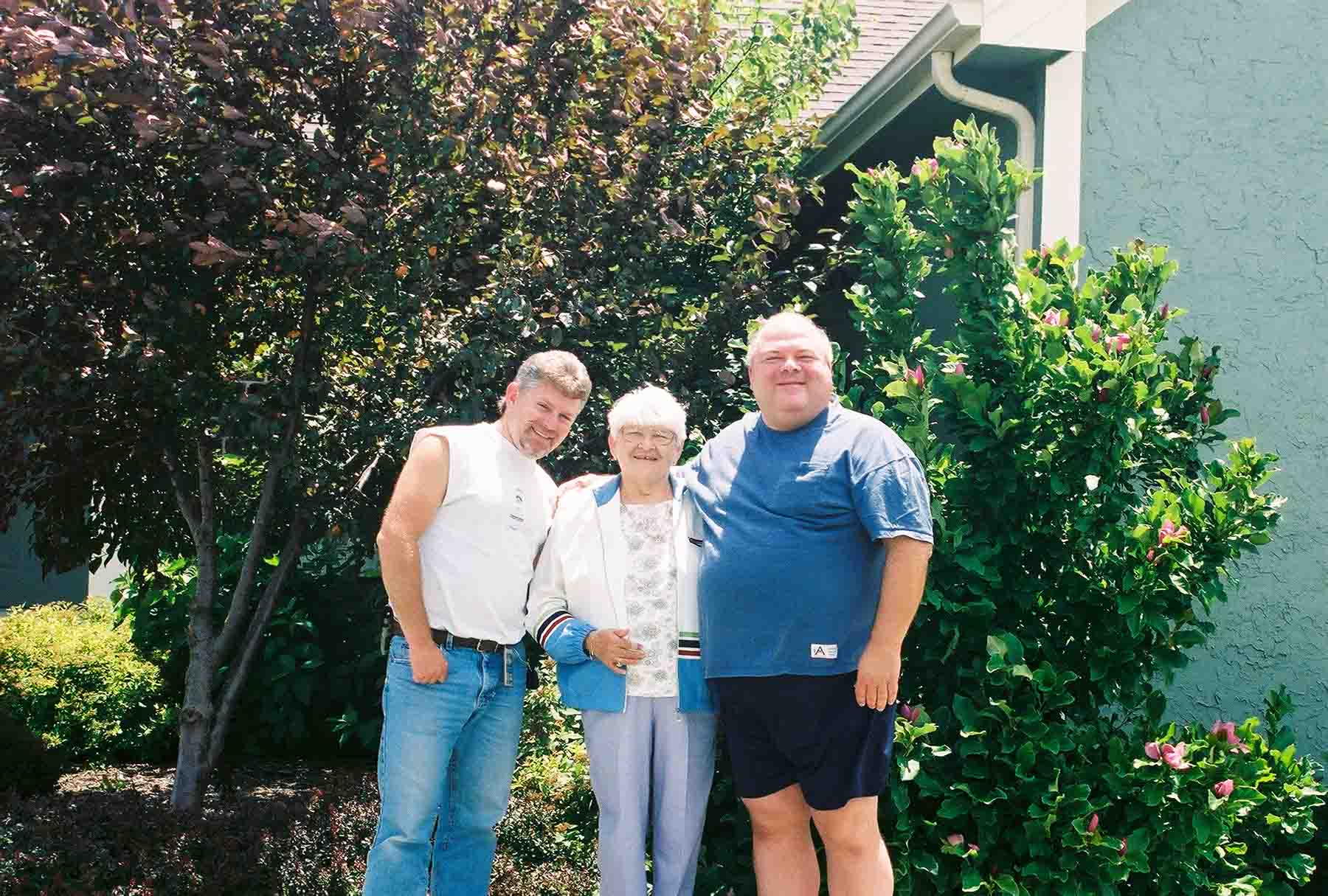 Paul Risner, Don's Aunt Evelyn Crabtree Risner and Don. They came to visit while Julane was at the beach.
Location: Liberty, MO
Date: July 2004